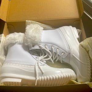 Still in box never worn white G.H. BASS & CO Women Boats. Size 10